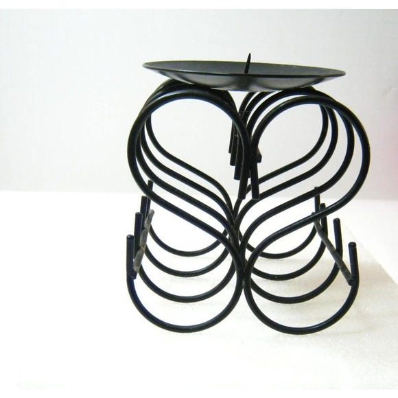 Elegant Scroll Design Pillar Candle Holder Black metal Candleholder - Picture 4 of 4